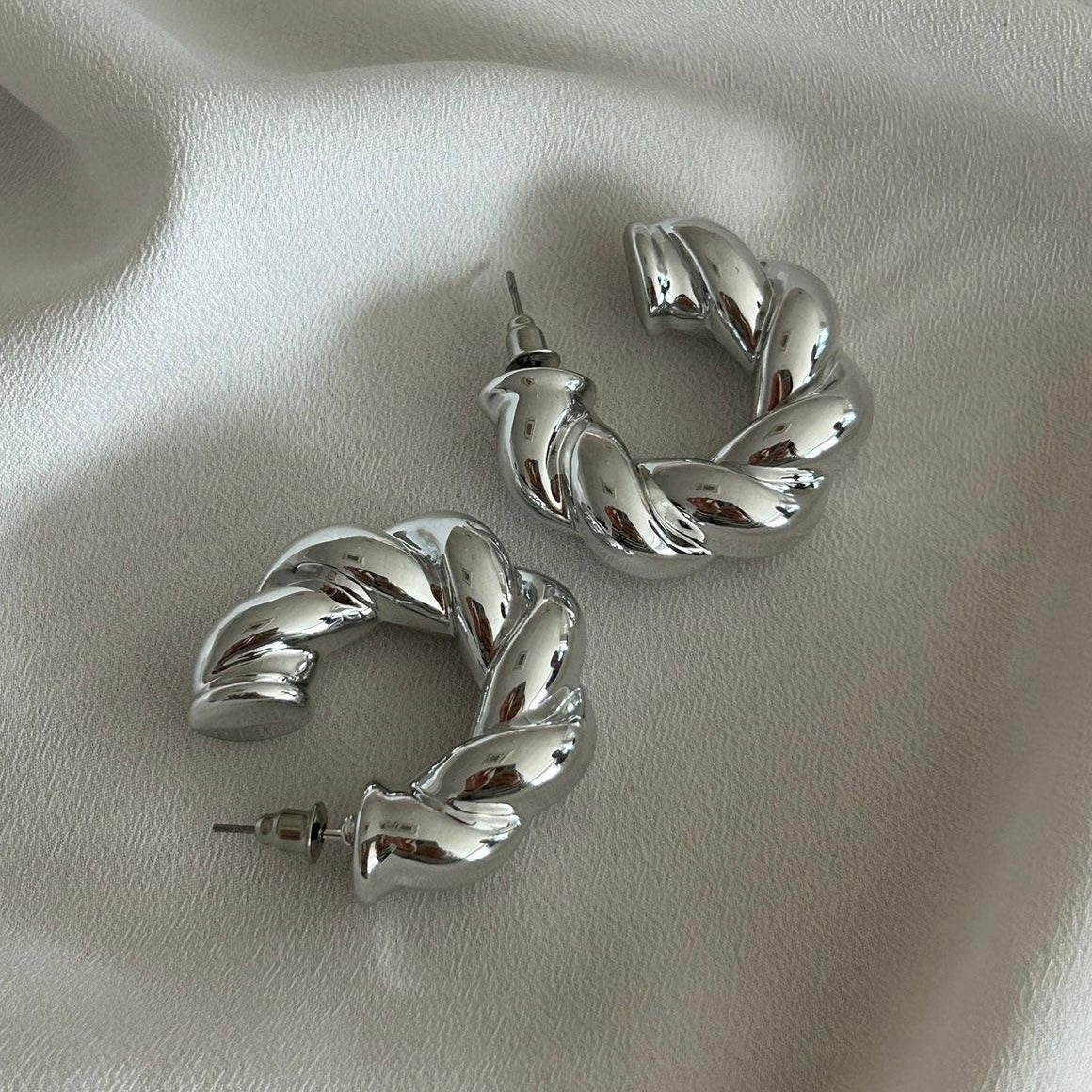 Mia Twisted Hoops